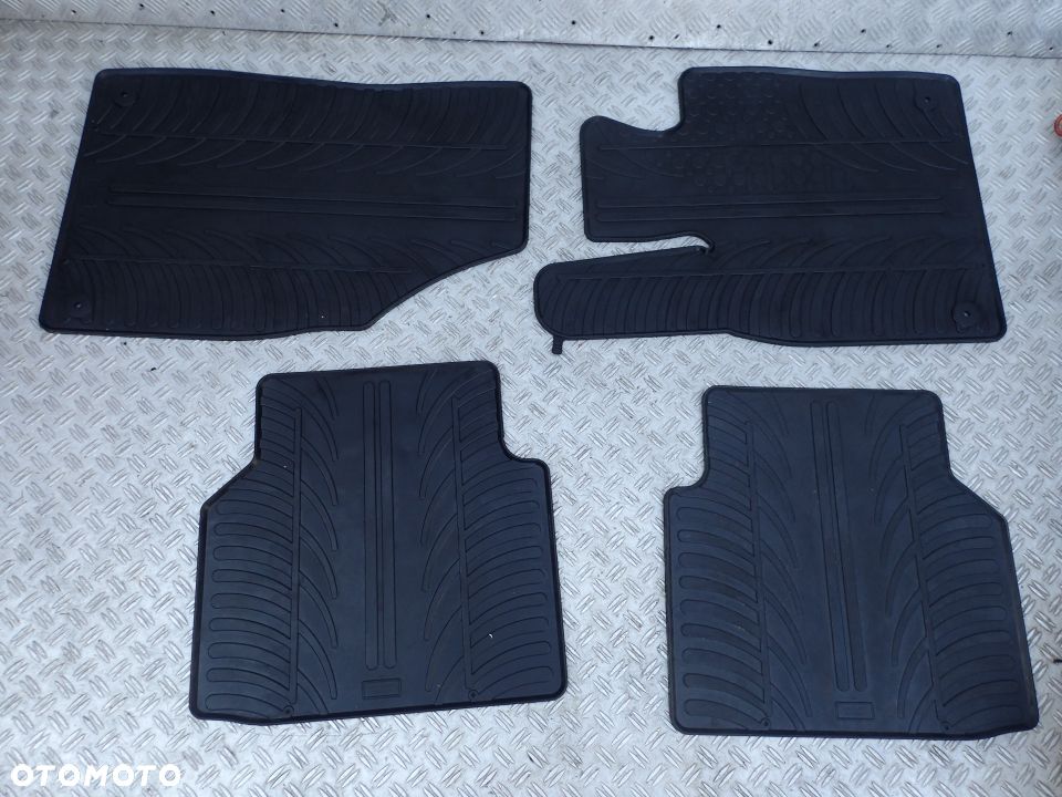KOMPLET DYWANIKÓW VW TOURAN 5TA RADOM - 1