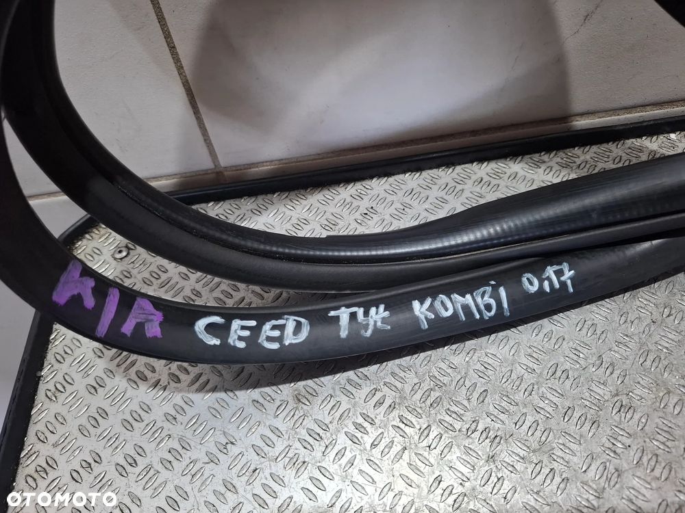 Uszczelka karoseryjna drzwi tył Kia CEED kombi 2017 - 2