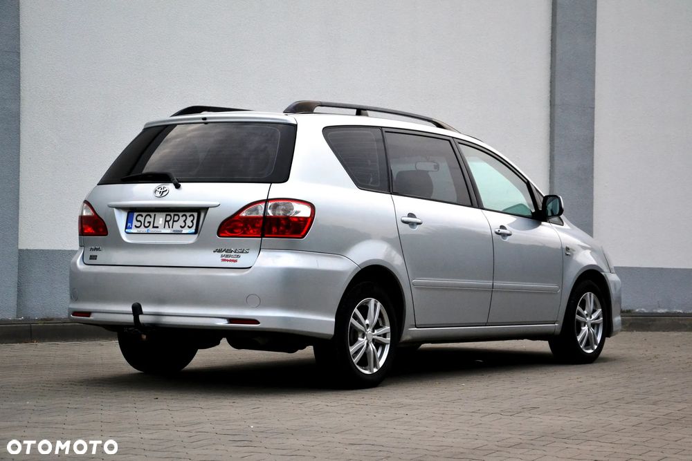 Toyota Avensis Verso 2.0 - 37
