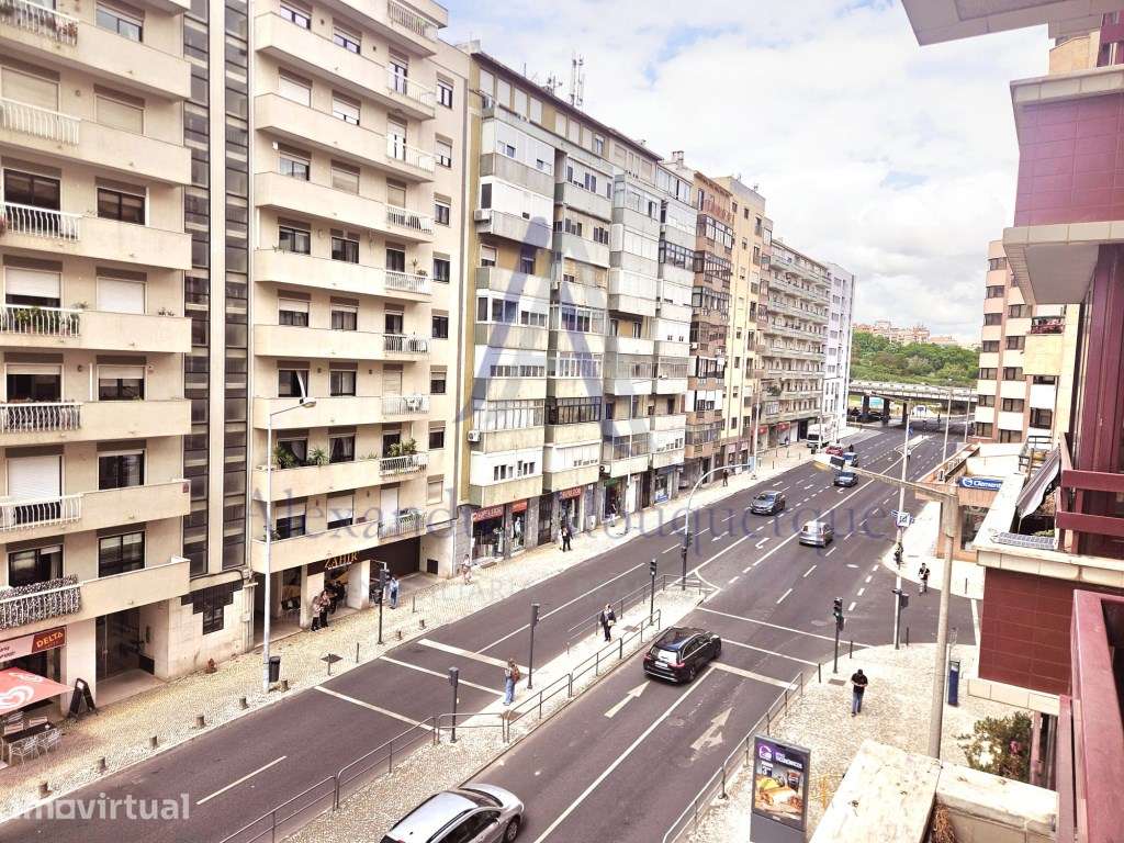 Apartamento T3 Totalmente Remodelado com parqueamento e arrecadação... - Grande imagem: 2/31