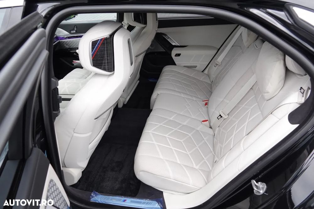 BMW Seria 7 730d xDrive MHEV - 32