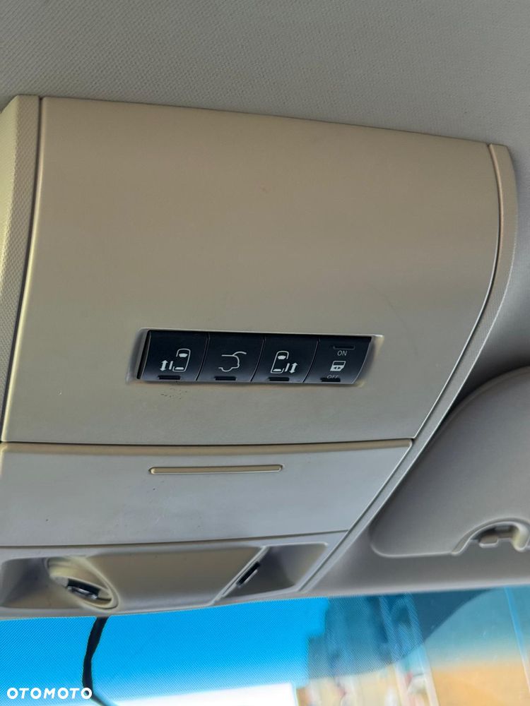 Chrysler Town & Country - 8