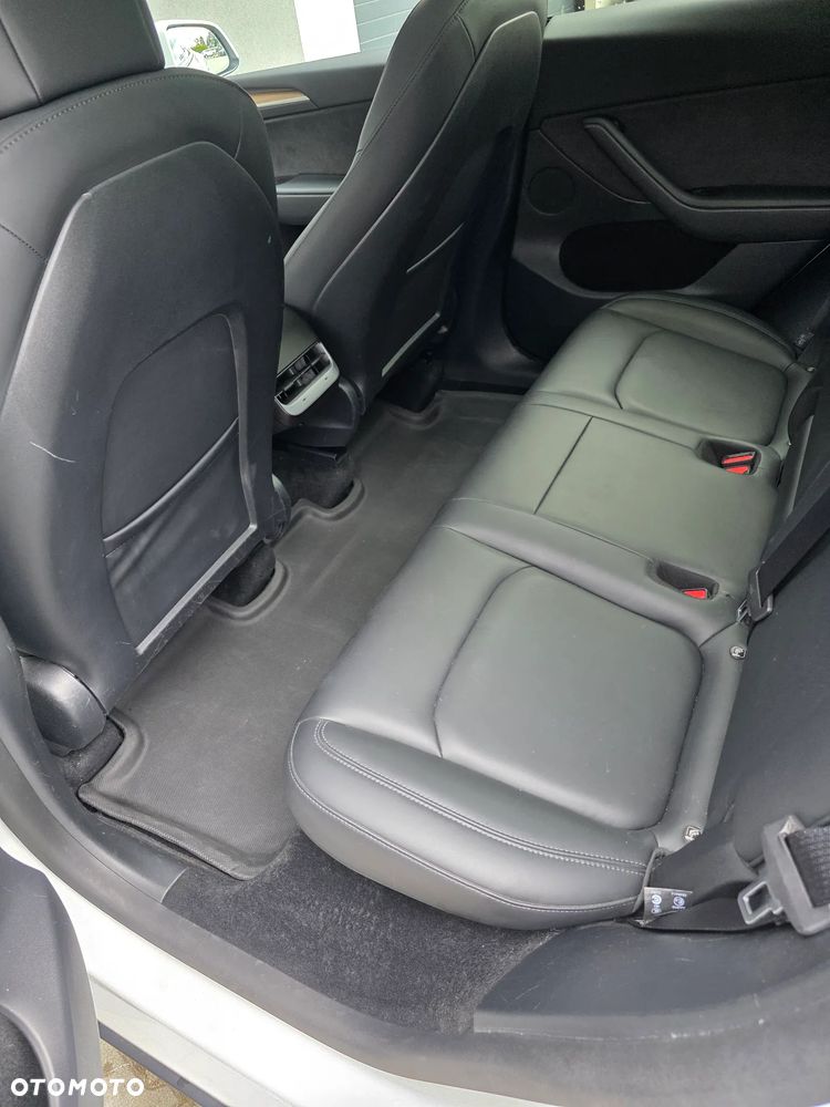 Tesla Model Y Long Range AWD - 17