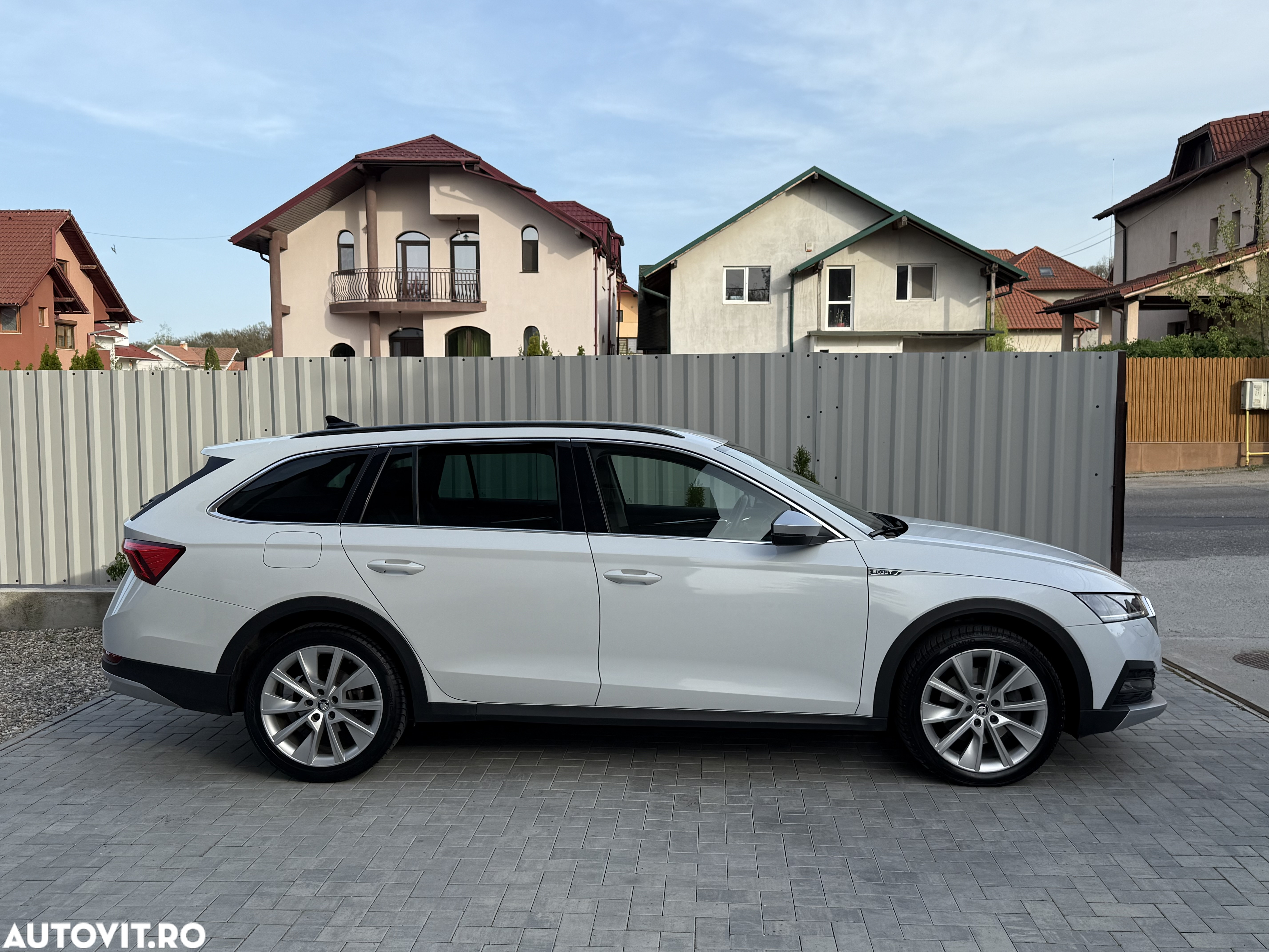 Skoda Octavia Combi 2.0 TDI DSG 4X4 Scout - 11