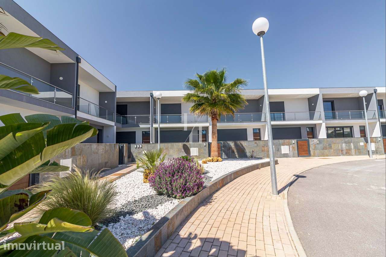 Moradia V4 geminada com piscina em condomínio na Branqueira, Albufeira - Grande imagem: 2/20