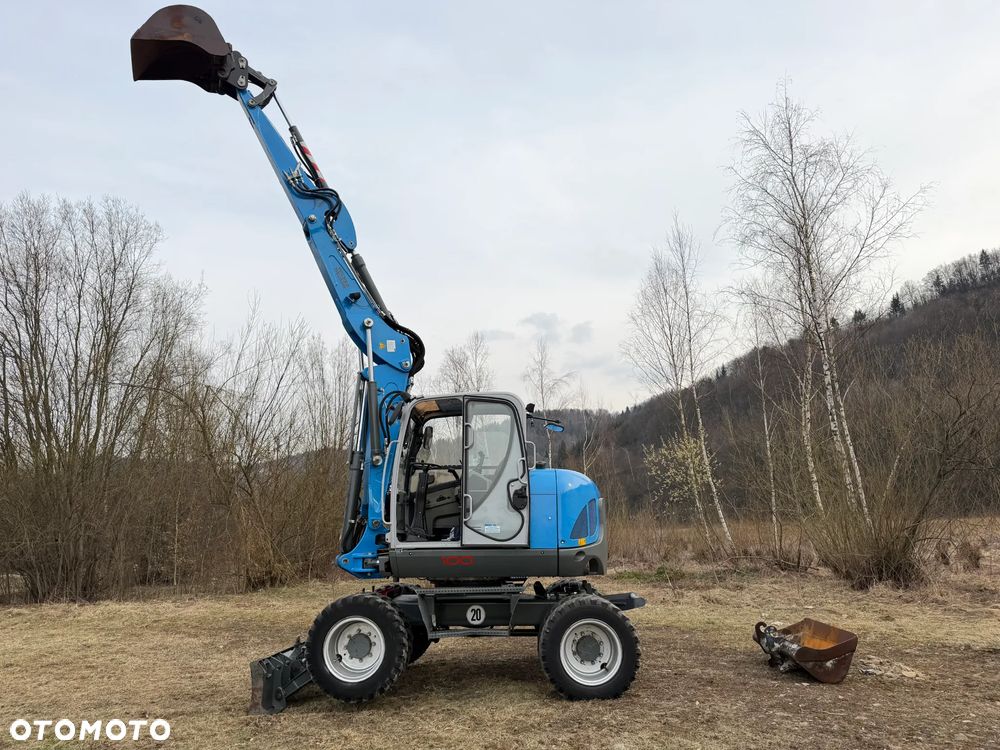 Wacker Neuson EW100 Koparka Kołowa 11 ton. NISKI PRZEBIEG.  3x łamane Ramię. Klima. Pompa ON. 2 Łyżki. Dodatkowe 3 sekcje Hydrauliczne. z upadłośći Norweskiej. Maszyna Jak Nowa z salonu! 2799 mtg. PERKINS silnik 130km. STABILIZATORY Klima. DEKRA 2026r. Książka serwisowa. Szybkozłącze Hydr. Skrętne ramie. Ani deka luzów i wycieków. Pełny Oryginał. Nie picowana na sprzedaż. OKAZJA - 2