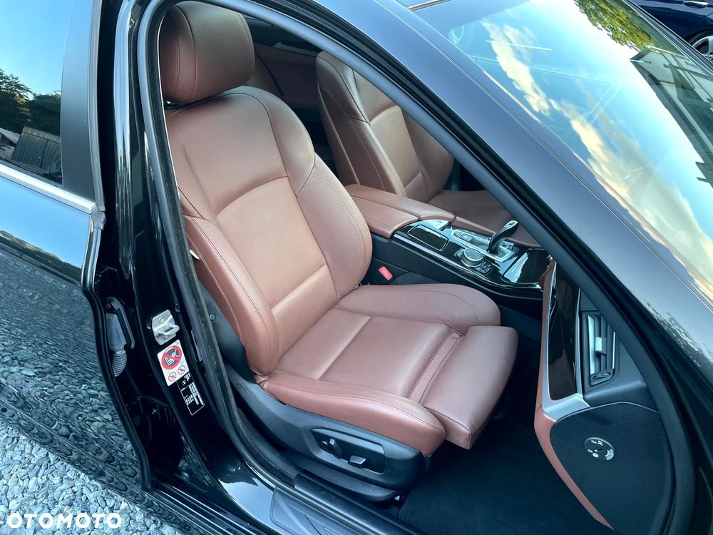 BMW Seria 5 520d xDrive - 24
