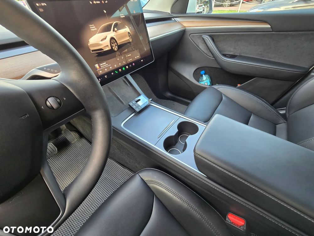 Tesla Model Y - 17