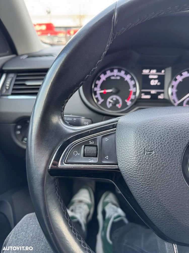 Skoda Octavia Combi 2.0 TDI DSG 4X4 Style - 10