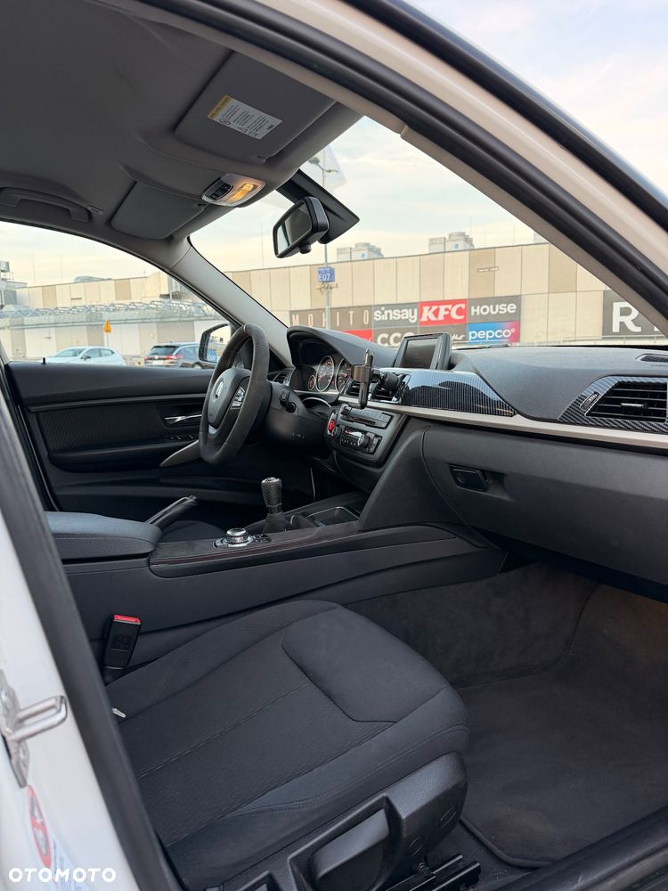 BMW Seria 3 320i - 10