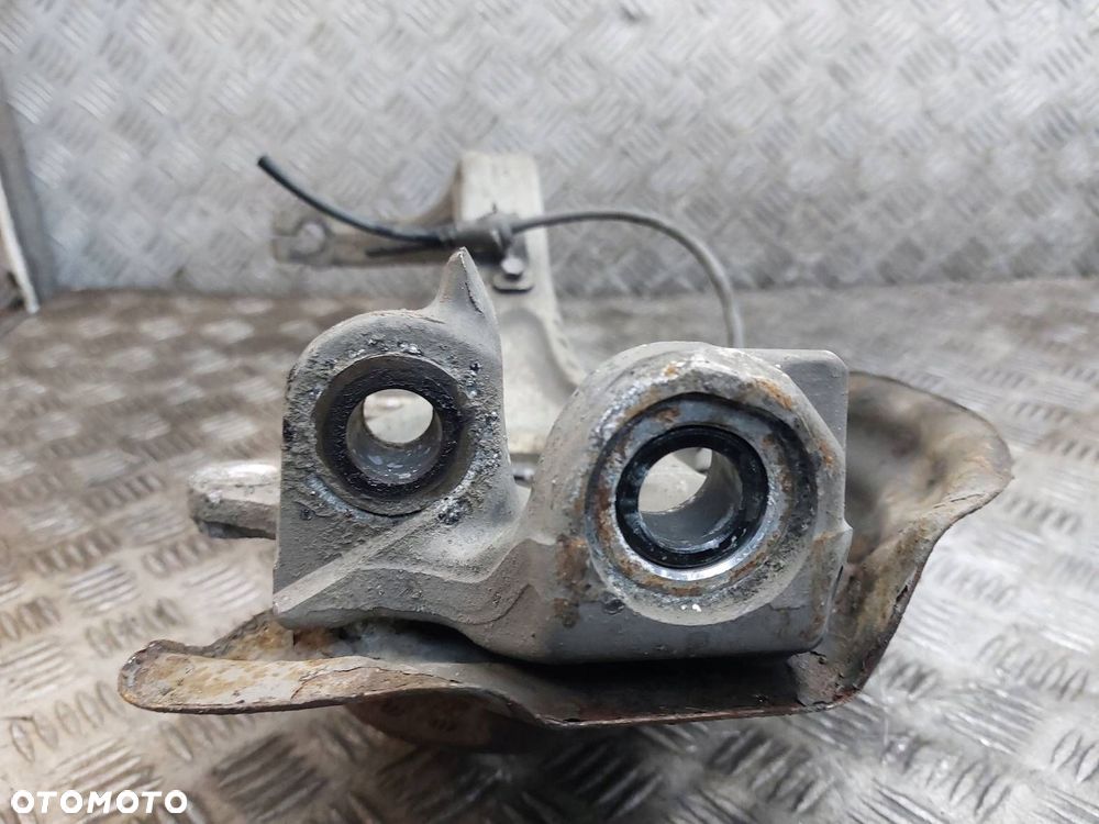 PIASTA ZWROTNICA LEWY PRZÓD AUDI A8 D3 3.0 TDI - 3