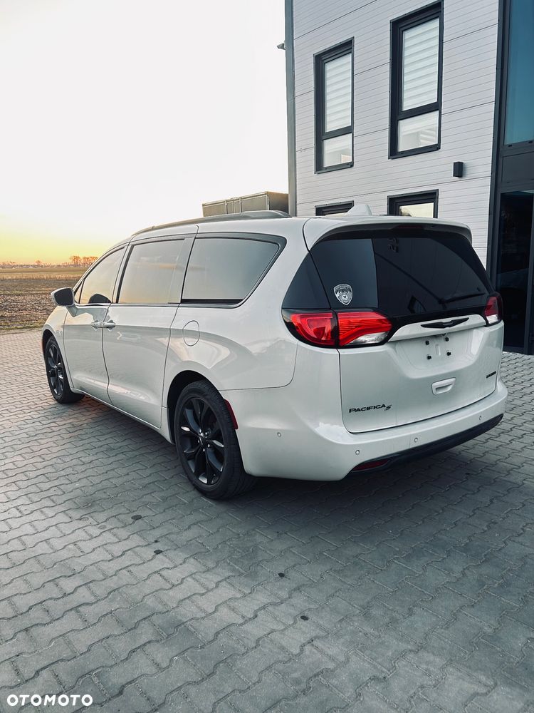 Chrysler Pacifica - 2