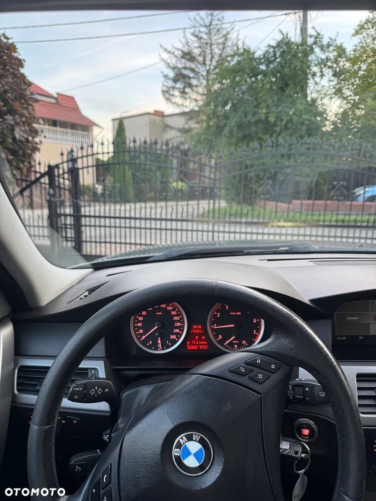 BMW Seria 5 525i Touring - 22