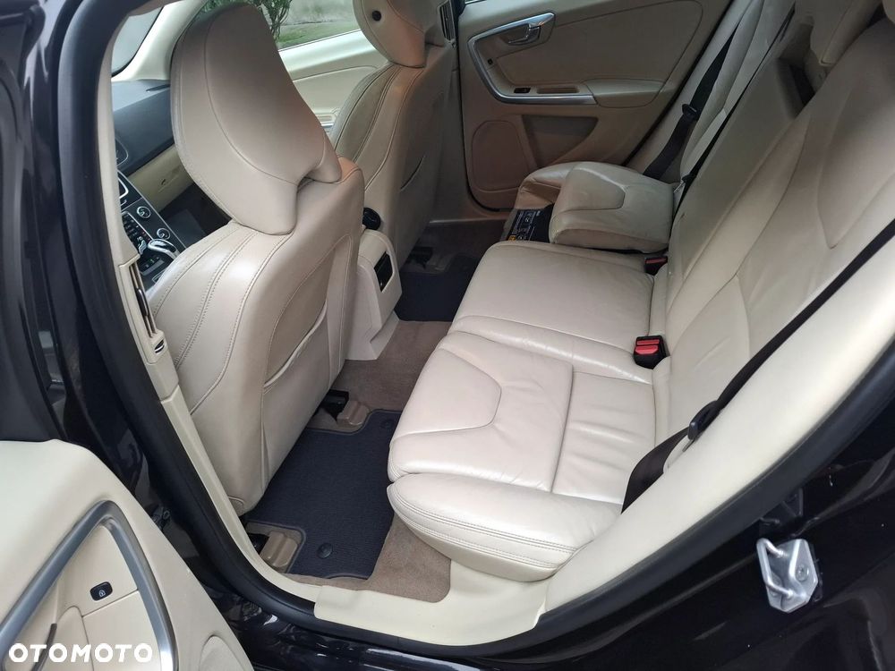 Volvo V60 D6 AWD Plug-in Hybrid R-Design Summum - 16