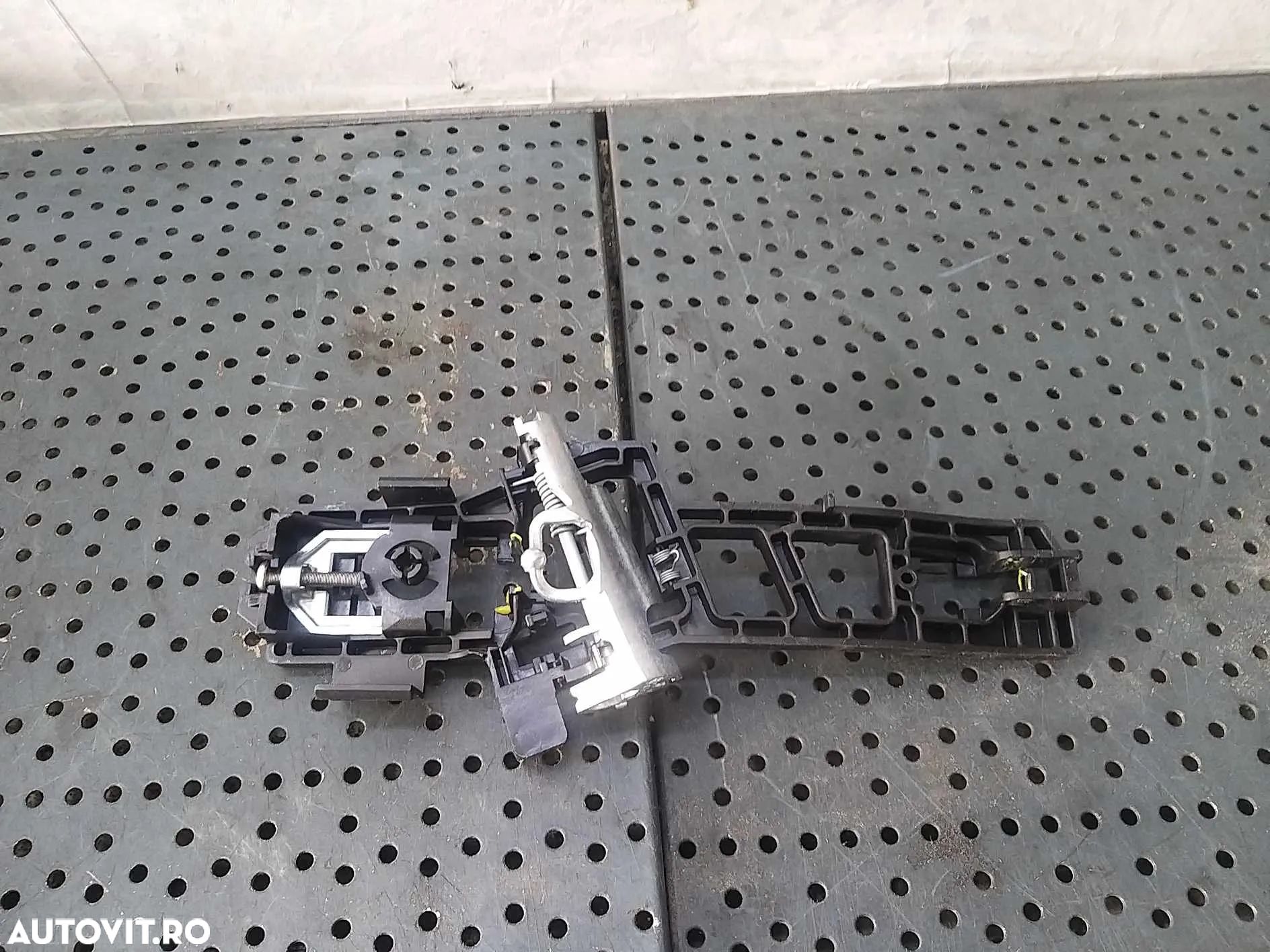 Suport maner dreapta fata ford fiesta 6 cb1 ccn 8a61a224a36am - 1