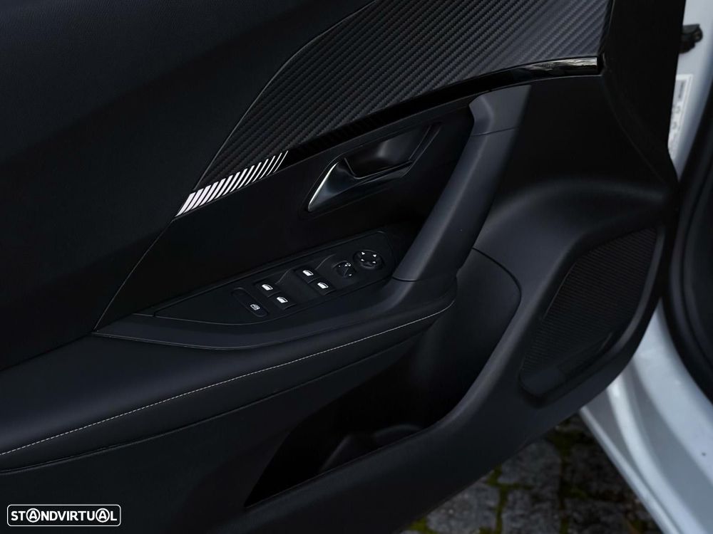 Peugeot 2008 1.2 PureTech Allure - 24