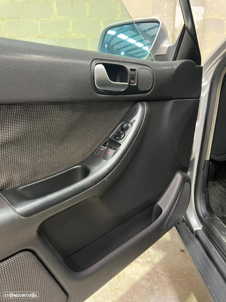 Audi A3 1.6 Ambiente - 12