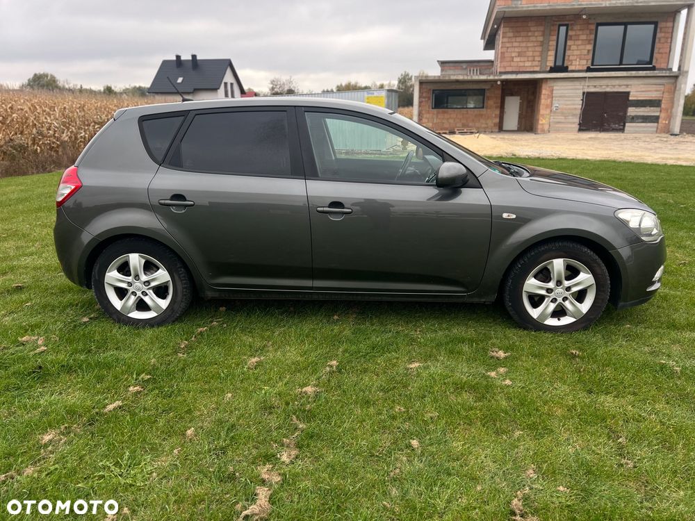 Kia Ceed 2010 photo 3