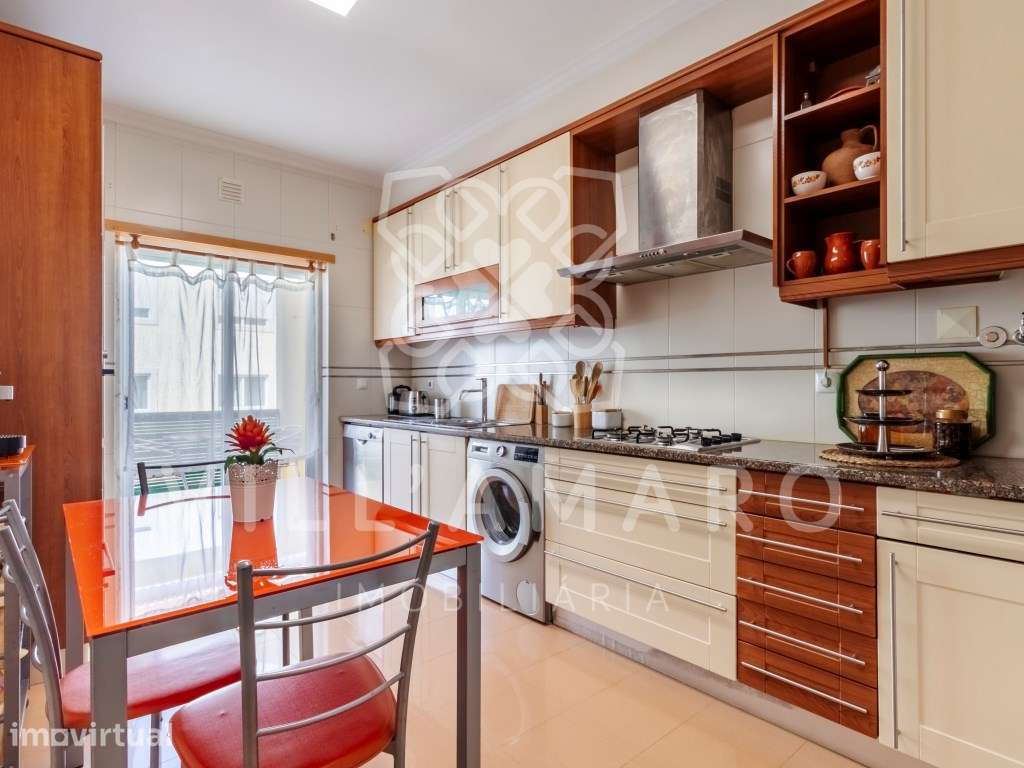 Espaçoso T3 Duplex com Suíte, Varandas e Garagem Box - Grande imagem: 2/51