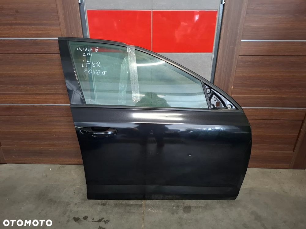 Drzwi prawy przód Skoda Octavia III kombi VRS 2017 rok kolor LF9R delikatnie opalone - 1