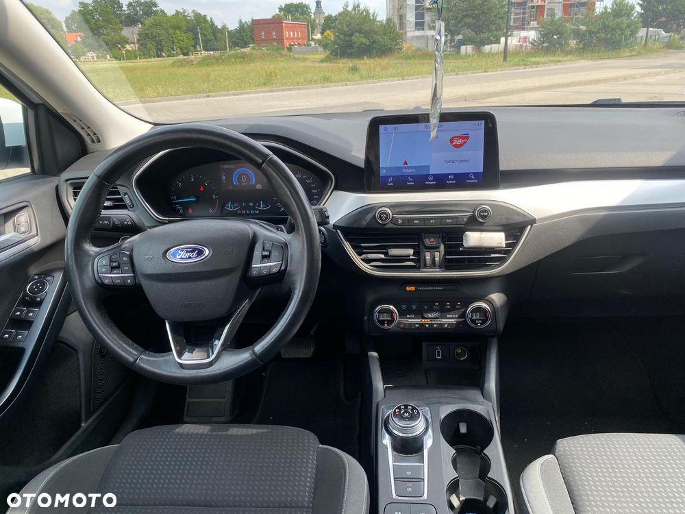 Ford Focus ver-2-0-ecoblue-titanium-business - 11