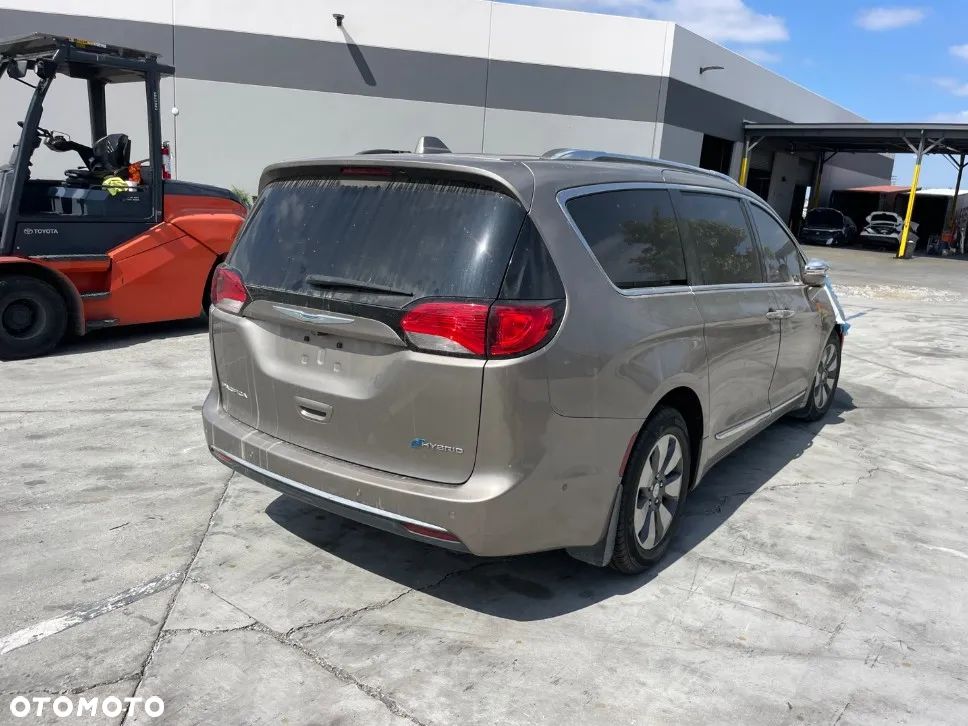 Chrysler Pacifica - 12
