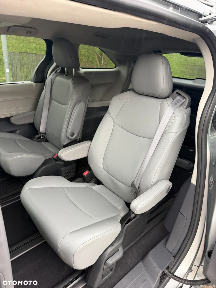 Toyota Sienna - 7