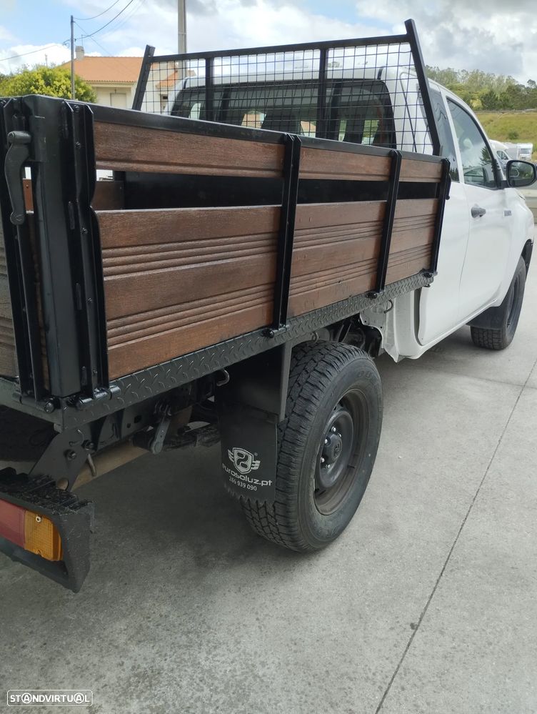 Toyota Hilux 2.4 D-4D 4WD CD CM - 18