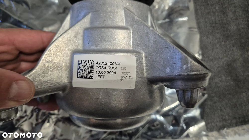 Mercedes C 63 AMG Łapa Poduszka silnika A2052409300 - 7