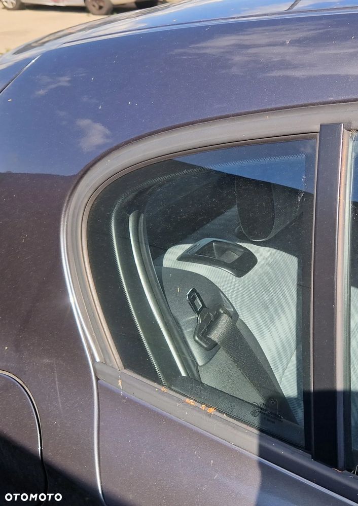 BMW 1 E87 SZYBA DRZWI PRAWY TYŁ - 1