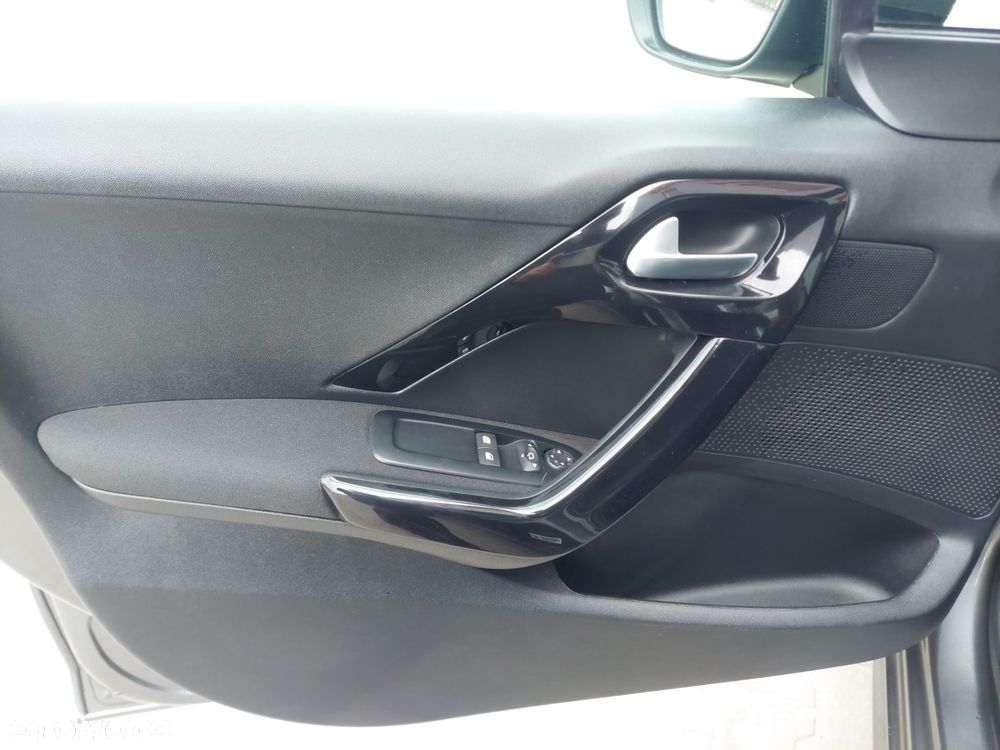 Peugeot 208 - 18
