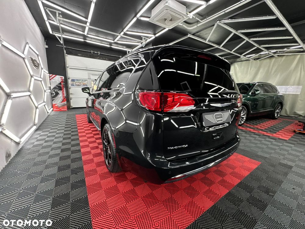 Chrysler Pacifica - 3