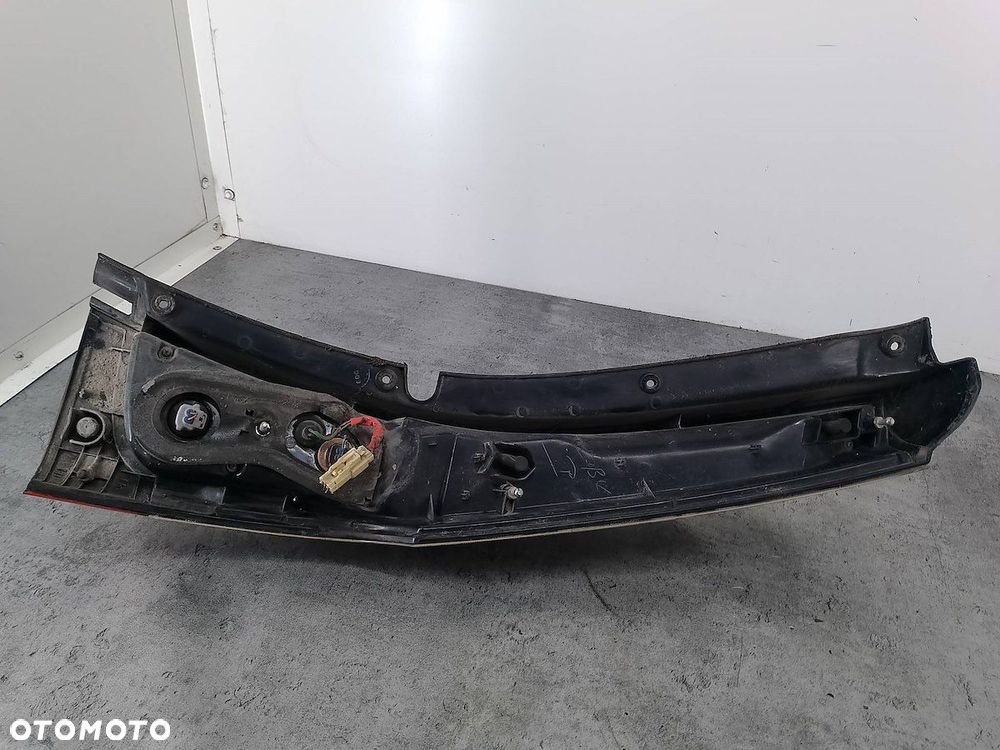 LAMPA TYLNA LEWA MITSUBISHI GRANDIS - 5
