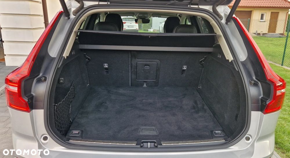 Volvo XC 60 B4 D Plus Dark - 25
