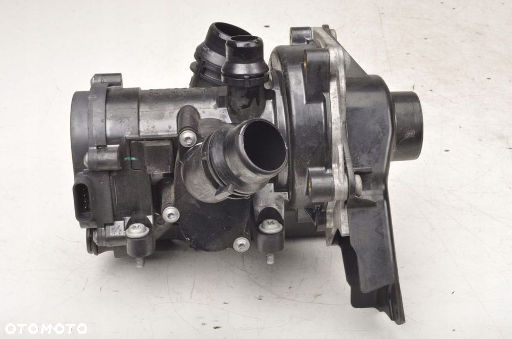 AUDI A4 B9 2.0 TFSI POMPA WODY 06L121111M - 4