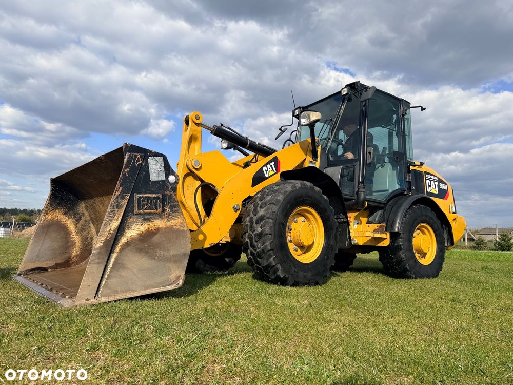 Caterpillar Ładowarka łamana 906M Cat łyżka widły 907 908 5 6 ton SZYBKOZŁĄCZE HYDRAULICZNE dodatkowe linie ZAMIATARKA za dopłatą - 1