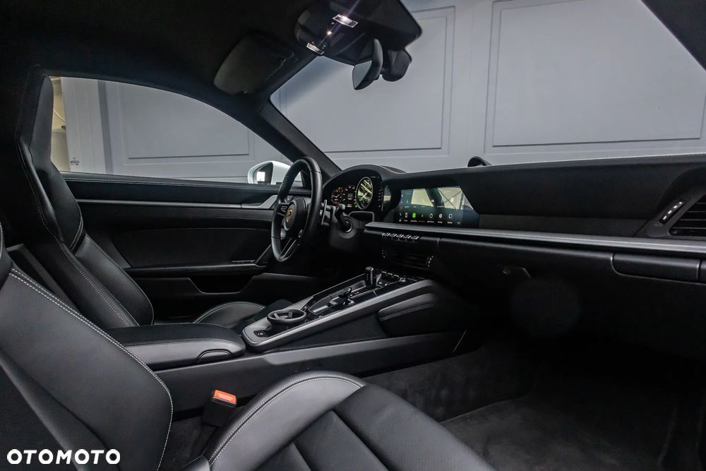Porsche 911 Carrera 4 PDK - 33