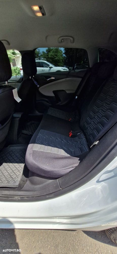 Opel Astra 1.6 D (CDTI) Automatik Dynamic - 2