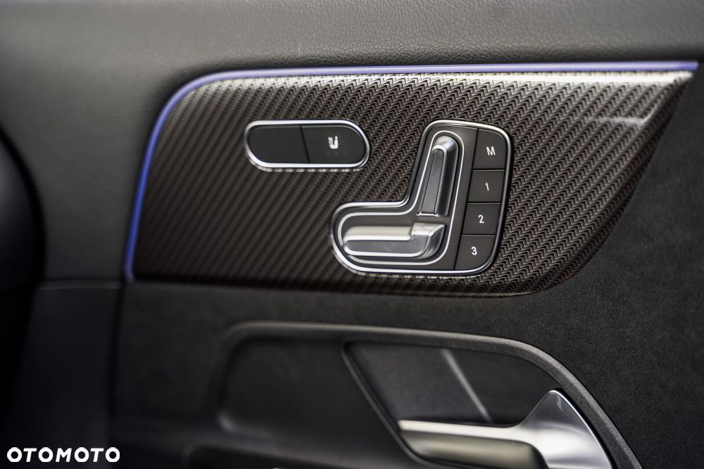 Mercedes-Benz GLA - 27