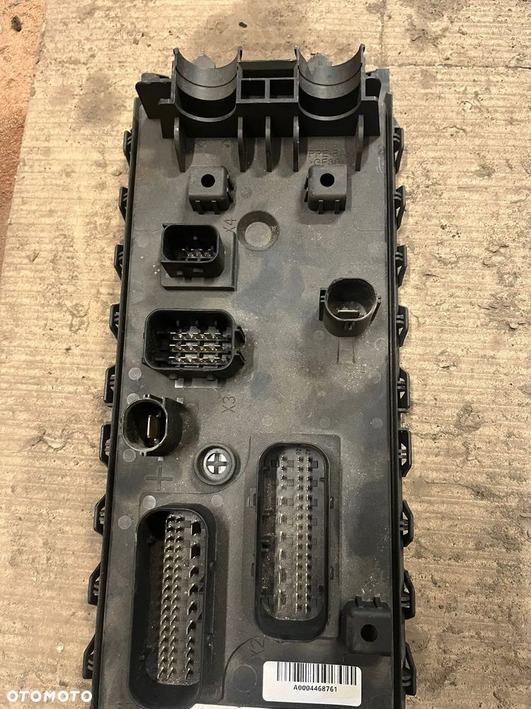 Moduł sterownik świateł Mercedes MP4 A0004468261/001 SAM CHASSIS - 1