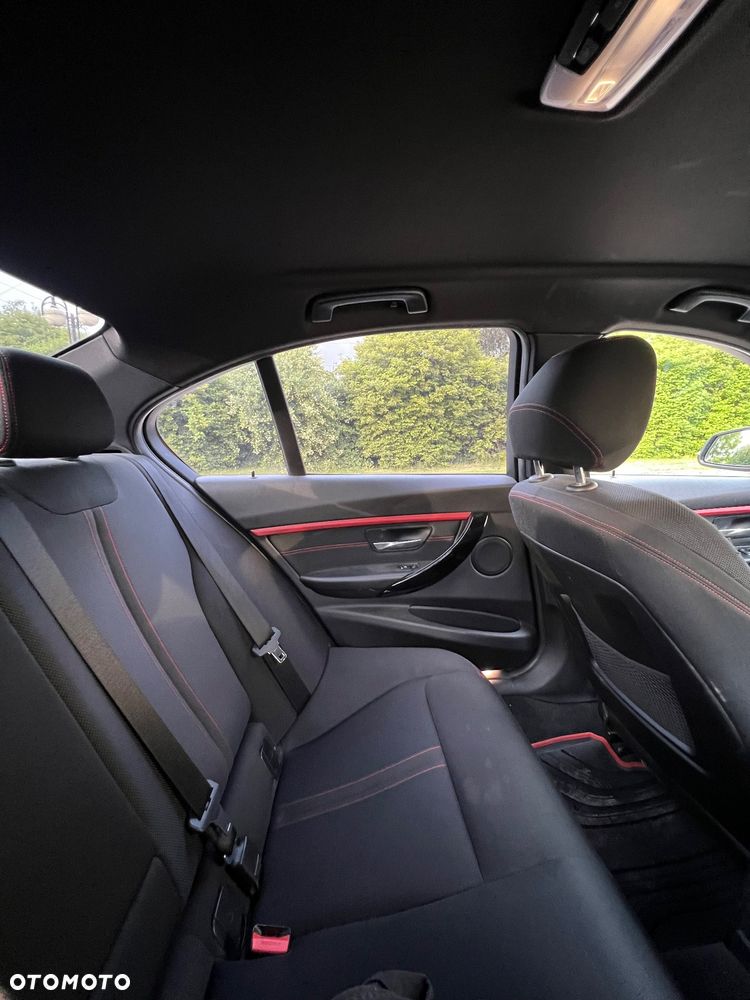 BMW Seria 3 330i Sport - 16