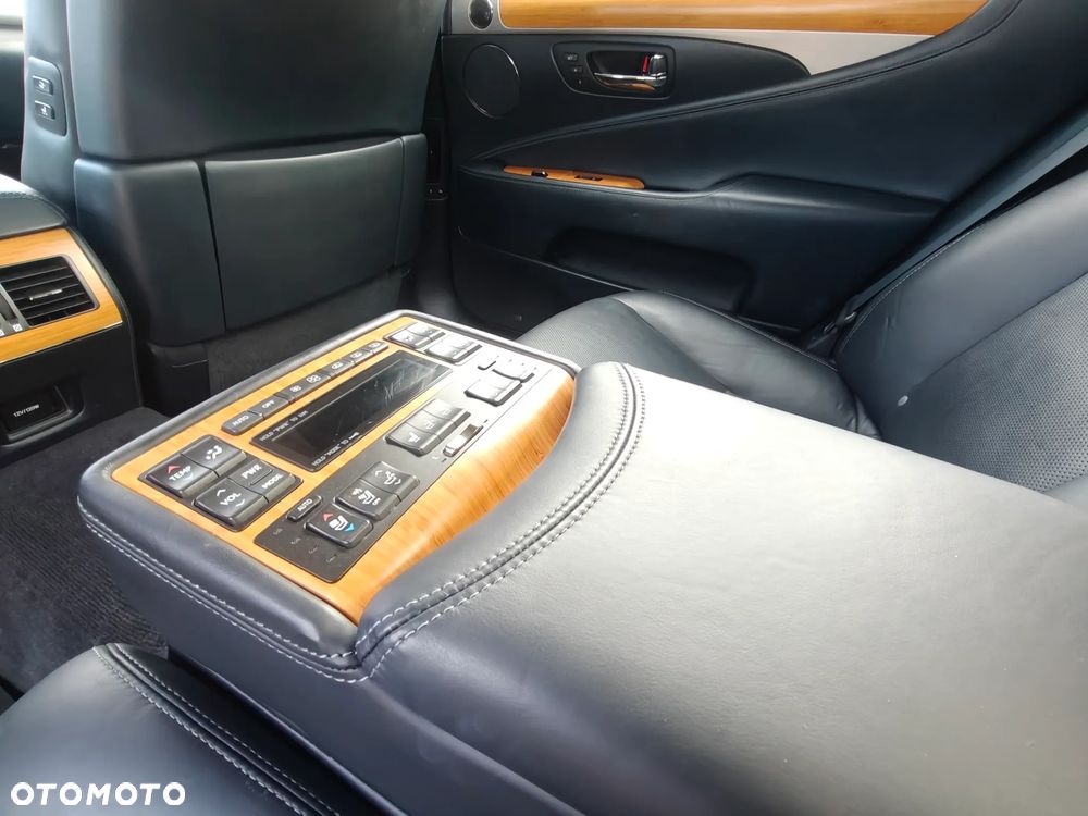 Lexus LS 600h L - 35