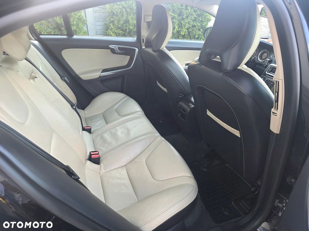 Volvo S60 D3 R-Design - 24