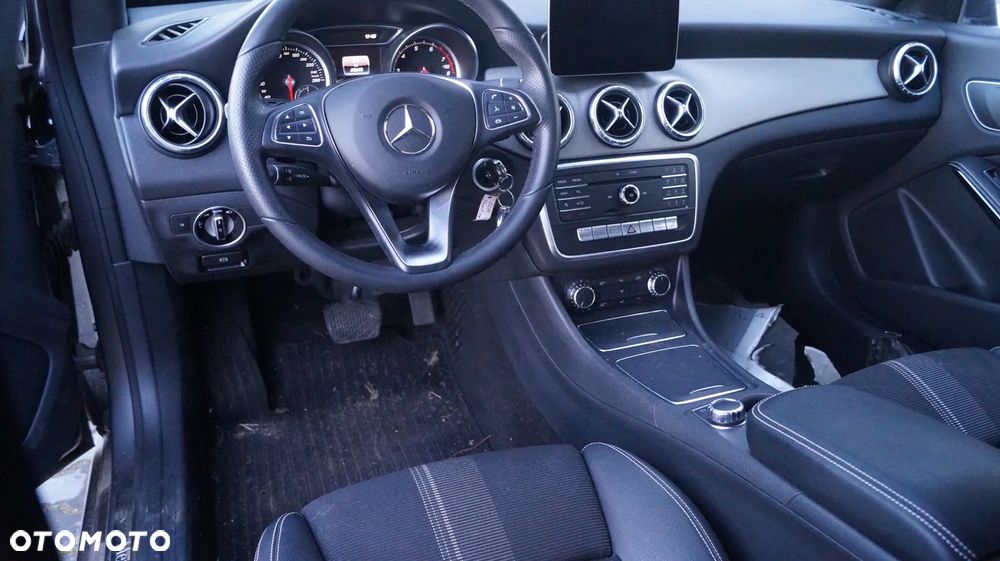 Mercedes-Benz CLA 200 7G-DCT Peak Edition - 11