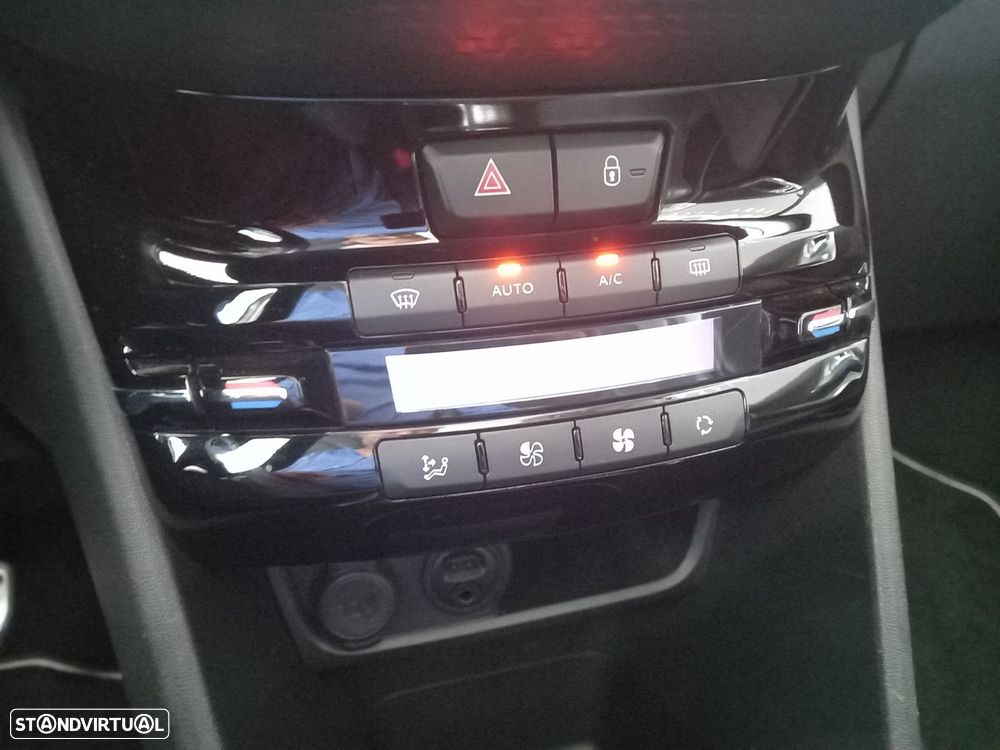 Peugeot 2008 1.2 PureTech Allure - 17