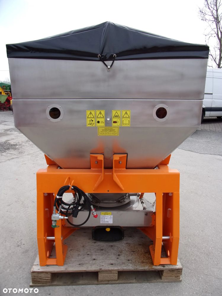 Pronar Posypywarka T-130, T-131, T-132, Piaskarka, Solarka, Rozsiewacz wapna i nawozów RCW, Piaskarka komunalna, solarka rozsiewacz piasku soli KŁOS, Rozsiewacz komunalny N 065 POM Augustów, Pług odśnieżny prosty, łamany, strzałka Ursus, Inter-Tech, Pronar - 14