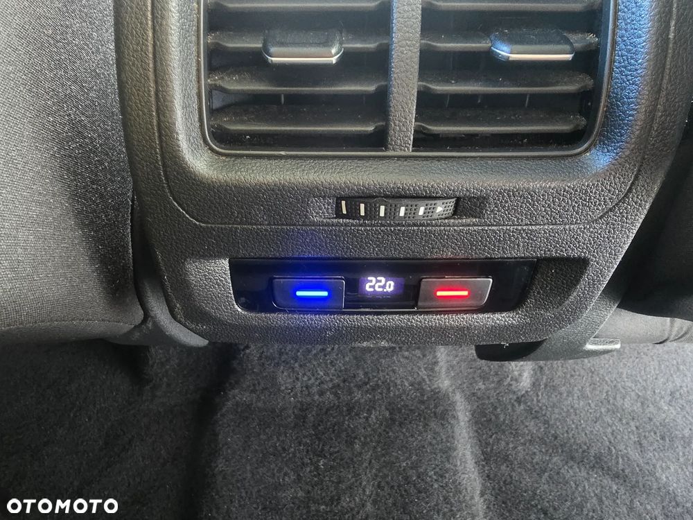 Volkswagen Touran 2.0 TDI SCR Highline - 32