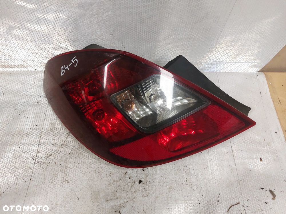 .  LAMPA TYL TYLNA LEWA OPEL CORSA D !5D!!CIEMNA! - 1