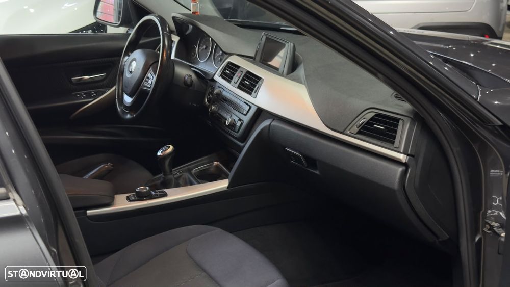 BMW 318 d Line Sport - 27