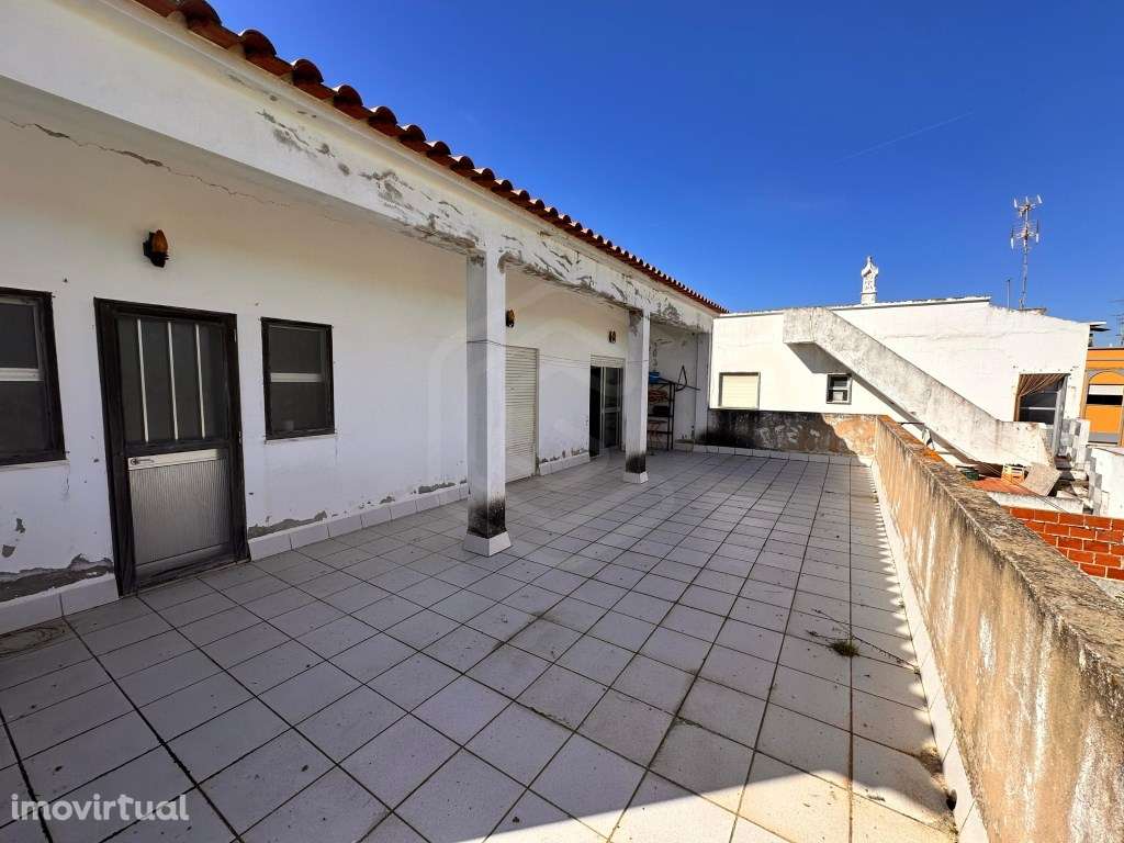 Andar de moradia T3 com amplo armazém no piso térreo nas Hortas em ... - Grande imagem: 2/45